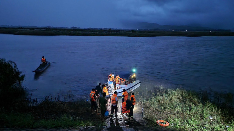 Lực lượng cứu hộ đang nỗ lực tìm kiếm các nạn nhân trên sông Ba. (Ảnh: CTV)