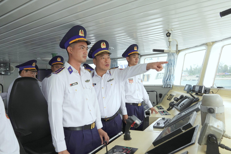 Bộ Tư lệnh Cảnh sát biển đang chỉ huy trên tàu. Bộ Tư lệnh Cảnh sát biển đang chỉ huy trên tàu.