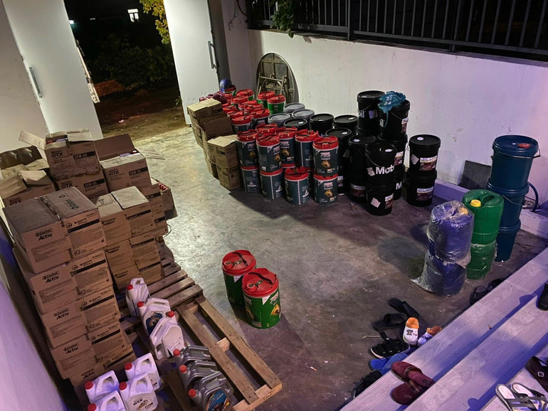 Số lượng dầu nhớt trong vụ án bị bắt giữ ( ảnh do CA cung cấp).