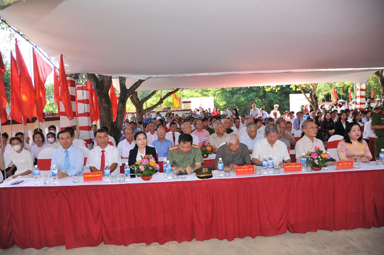 Đông đảo các đại biểu trong tỉnh đến dự lễ