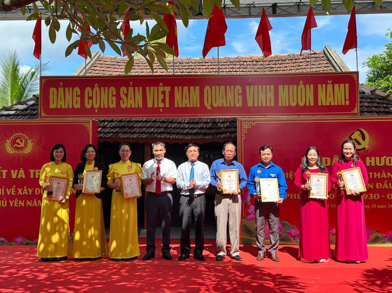 Các tác giả đạt giải B giải Búa liềm vàng tỉnh Phú Yên năm 2023.