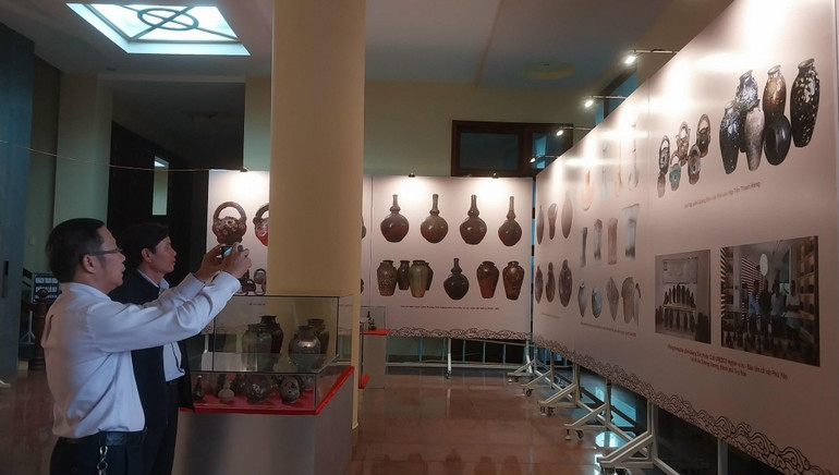 Ông Nguyễn Hữu An, Giám đốc Bảo tàng Phú Yên giới thiệu không gian trưng bày tại triển lãm với khách tham quan.