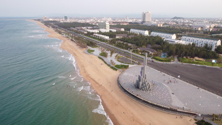 Quảng trường Tháp Nghinh Phong nằm sát bờ biển Tuy Hòa xinh đẹp thu hút ngày càng đông khách du lịch thập phương mỗi lần đến Phú Yên Quảng trường Tháp Nghinh Phong nằm sát bờ biển Tuy Hòa xinh đẹp thu hút ngày càng đông khách du lịch thập phương mỗi lần đến Phú Yên