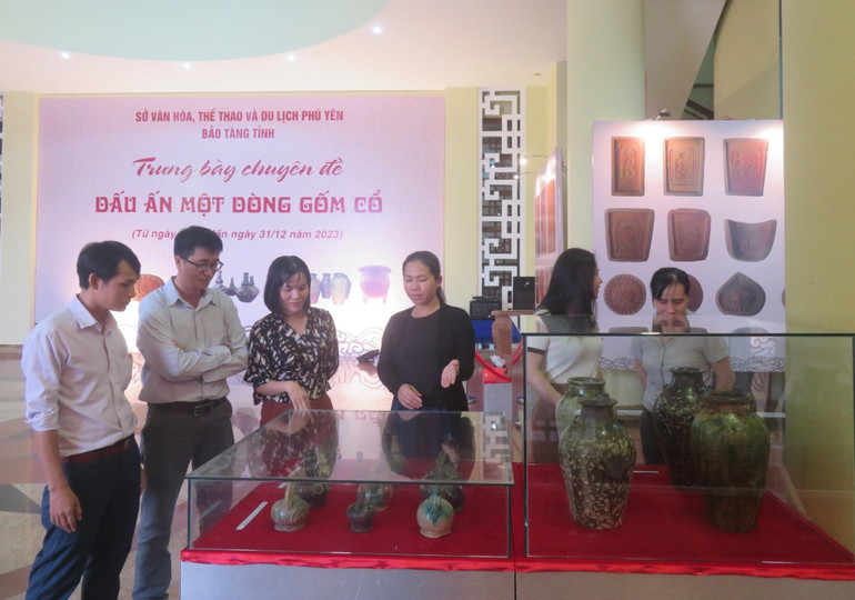 Khách tham quan triển lãm "Dấu ấn một dòng gốm cổ".