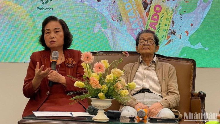 GS,TS Lê Thị Hợp, Nguyên Viện trưởng Viện Dinh dưỡng, Chủ tịch Hội Nữ trí thức Việt Nam chia sẻ về chế độ dinh dưỡng.