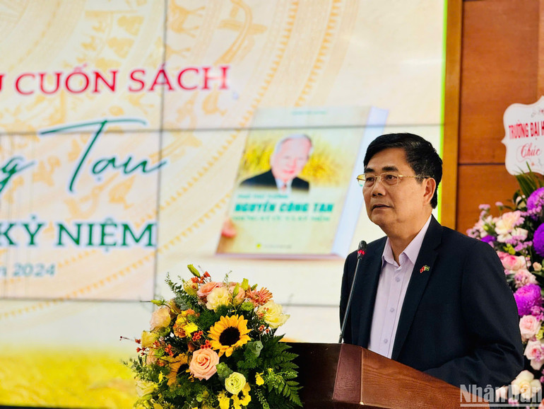 Nguyên Bộ trưởng Nông nghiệp và Phát triển nông thôn Cao Đức Phát, chủ biên cuốn sách chia sẻ tại buổi họp báo. Nguyên Bộ trưởng Nông nghiệp và Phát triển nông thôn Cao Đức Phát, chủ biên cuốn sách chia sẻ tại buổi họp báo.