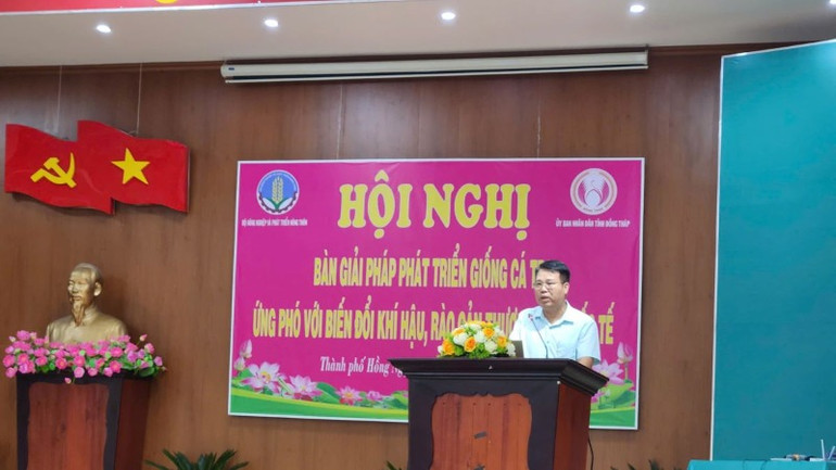 Ông Trần Công Khôi, Trưởng Phòng giống và thức ăn thủy sản, Cục Thủy sản (Bộ Nông nghiệp và Phát triển nông thôn) chia sẻ tại hội nghị.