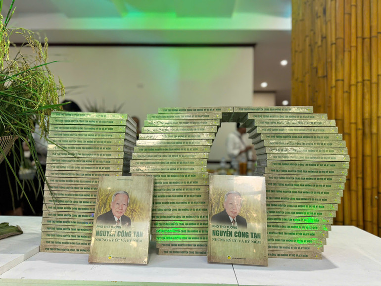 Ra mắt cuốn sách “Phó Thủ tướng Nguyễn Công Tạn, những ký ức và kỷ niệm”. Ra mắt cuốn sách “Phó Thủ tướng Nguyễn Công Tạn, những ký ức và kỷ niệm”.