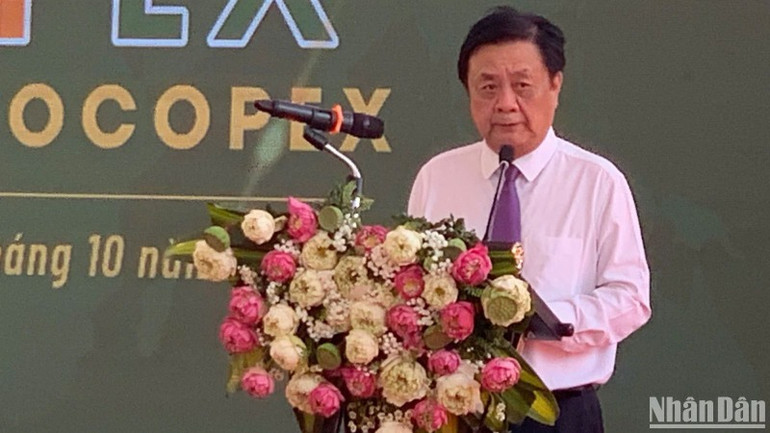 Bộ trưởng Nông nghiệp và Phát triển nông thôn Lê Minh Hoan phát biểu tại buổi lễ khai mạc Triển lãm các sản phẩm OCOP xuất khẩu (VIETNAM OCOPEX). Bộ trưởng Nông nghiệp và Phát triển nông thôn Lê Minh Hoan phát biểu tại buổi lễ khai mạc Triển lãm các sản phẩm OCOP xuất khẩu (VIETNAM OCOPEX).