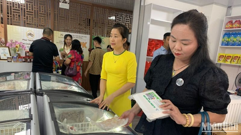 Chị Trần Thị Hà, Cầu Giấy Hà Nội (áo đen) cho biết: Chị khá an tâm khi thấy các sản phẩm tại khu trưng bày được bảo quản an toàn và có nguồn gốc xuất xứ rõ ràng.