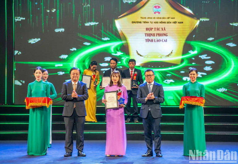 Bộ trưởng Nông nghiệp và Phát triển Nông thôn Lê Minh Hoan và Tổng Biên tập Báo Nhân Dân Lê Quốc Minh trao Biểu trưng và Giấy chứng nhận cho các Hợp tác xã nông nghiệp tiêu biểu.
