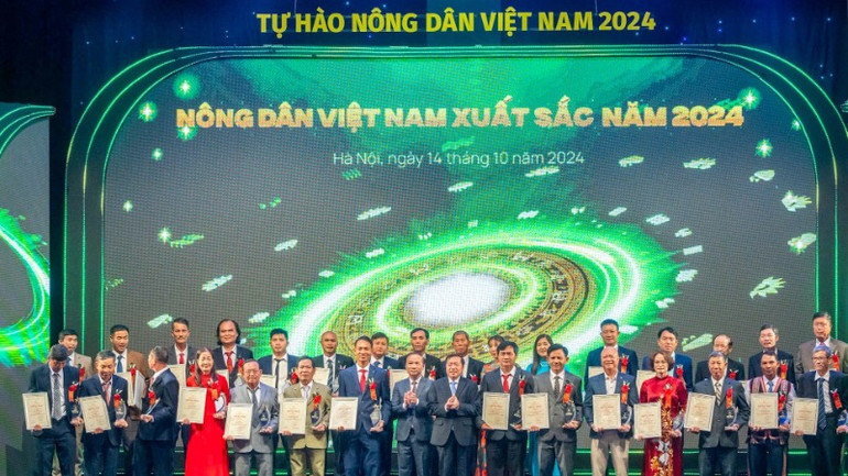 Phó Trưởng ban Thường trực Ban Tuyên giáo Trung ương Lại Xuân Môn và Phó Trưởng Ban Thường trực Ban Dân vận Trung ương Phạm Tất Thắng trao Bằng công nhận và Cúp vinh danh, tặng các nông dân Việt Nam xuất sắc.