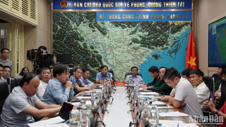 Họp trực tiếp và trực tuyến với các bộ ngành và địa phương họp ứng phó với bão số 6 (Trami) chiều 25/10.