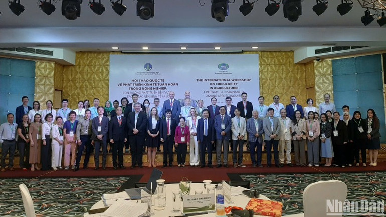 Các đại biểu tại điểm cầu Hà Nội chụp ảnh lưu niện tại Hội thảo.