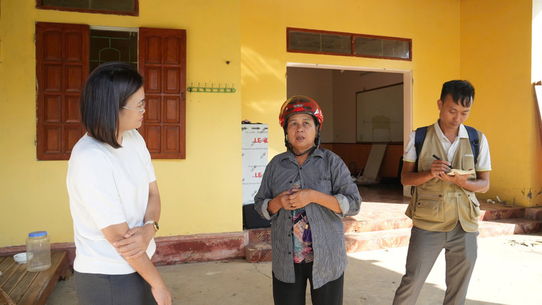 Bà Hoàng Phương Thảo, Trưởng Đại diện Tổ chức ActionAid quốc tế tại Việt Nam (áo trắng) lắng nghe chia sẻ của người dân bị thiệt hại do bão lũ gây ra.
