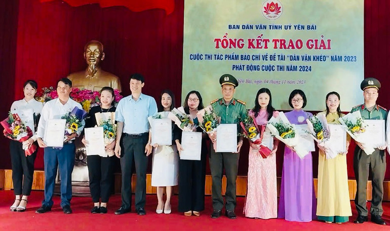 Trao giải cho các tác giả tại cuộc thi.