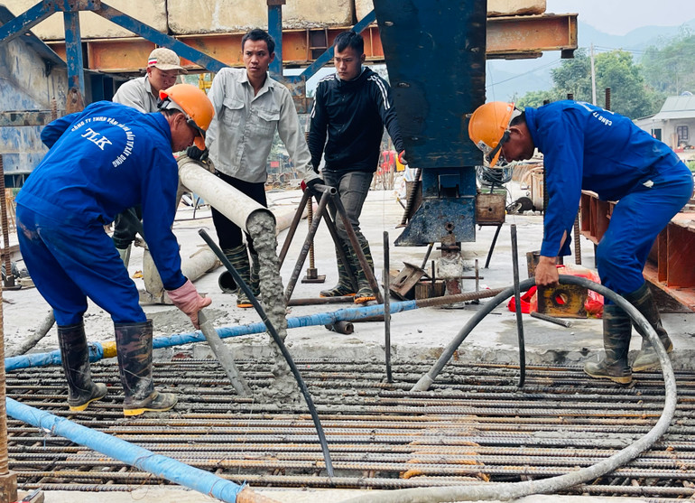Các công nhân đang đổ bê tông hợp long cầu Tô Mậu.