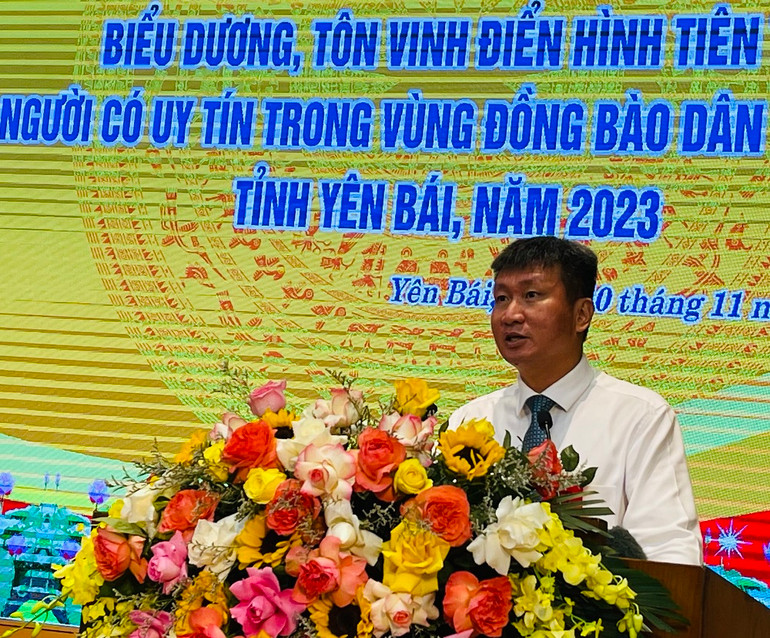 Chủ tịch Ủy ban nhân dân tỉnh Trần Huy Tuấn biểu dương thành tích người có uy tín tại hội nghị. Chủ tịch Ủy ban nhân dân tỉnh Trần Huy Tuấn biểu dương thành tích người có uy tín tại hội nghị.