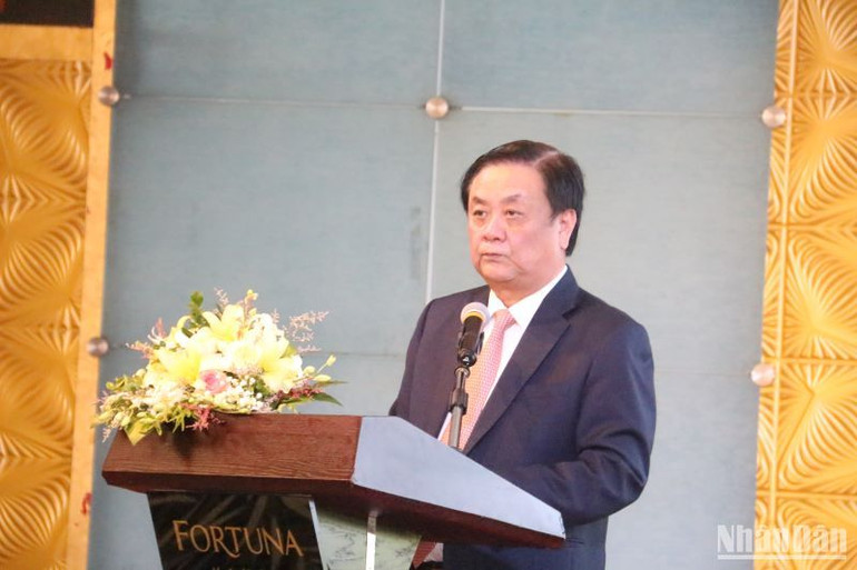 Bộ trưởng Nông nghiệp và Phát triển nông thôn Lê Minh Hoan khẳng định, nông nghiệp Việt Nam có vai trò đặc biệt quan trọng trong việc bảo đảm an ninh lương thực. Bộ trưởng Nông nghiệp và Phát triển nông thôn Lê Minh Hoan khẳng định, nông nghiệp Việt Nam có vai trò đặc biệt quan trọng trong việc bảo đảm an ninh lương thực.