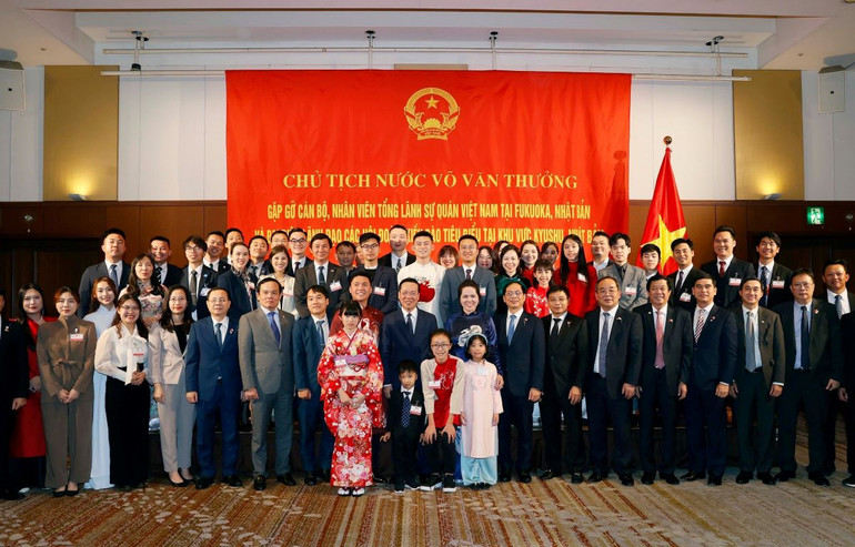 Chủ tịch nước Võ Văn Thưởng với cán bộ, nhân viên Tổng Lãnh sự quán Việt Nam tại Fukuoka và đại diện cộng đồng người Việt Nam tại khu vực Kyushu. (Ảnh: TTXVN) Chủ tịch nước Võ Văn Thưởng với cán bộ, nhân viên Tổng Lãnh sự quán Việt Nam tại Fukuoka và đại diện cộng đồng người Việt Nam tại khu vực Kyushu. (Ảnh: TTXVN)