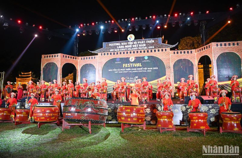 Tiết mục biểu diễn nghệ thuật tại lễ khai mạc Festival. (Ảnh: DUY LINH)