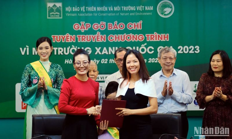 Các doanh nghiệp ký cam kết chung tay vì môi trường xanh quốc gia.