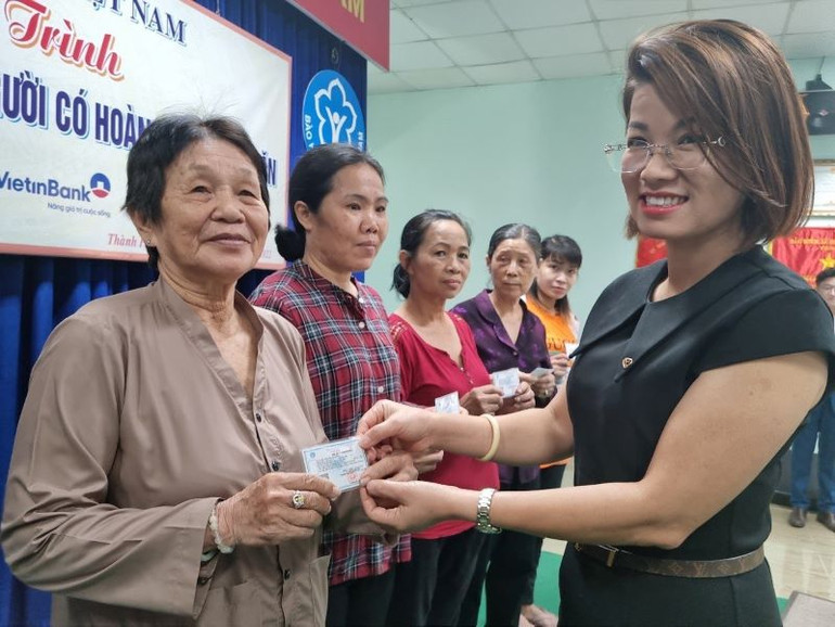 Trao thẻ bảo hiểm y tế, sổ Bảo hiểm xã hội cho người dân có hoàn cảnh khó khăn, diện chính sách trên địa bàn Thành phố Hồ Chí Minh.