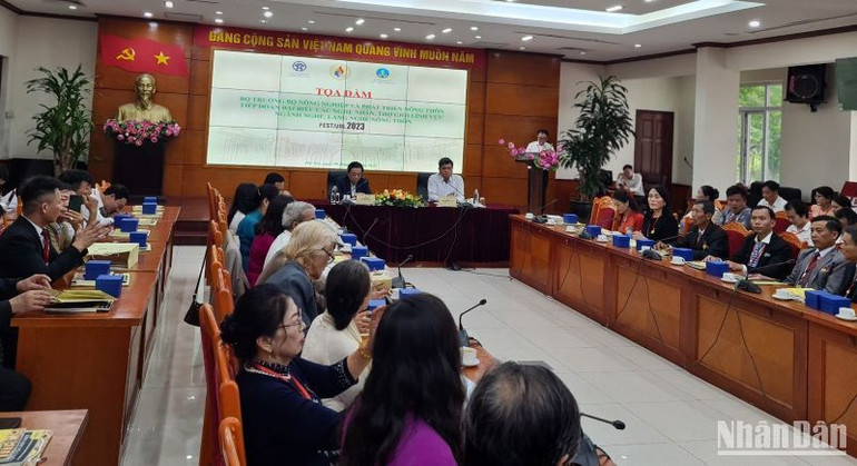 Lãnh đạo Bộ Nông nghiệp và Phát triển nông thôn lắng nghe chia sẻ tâm tư từ các nghệ nhân làng nghề. Lãnh đạo Bộ Nông nghiệp và Phát triển nông thôn lắng nghe chia sẻ tâm tư từ các nghệ nhân làng nghề.