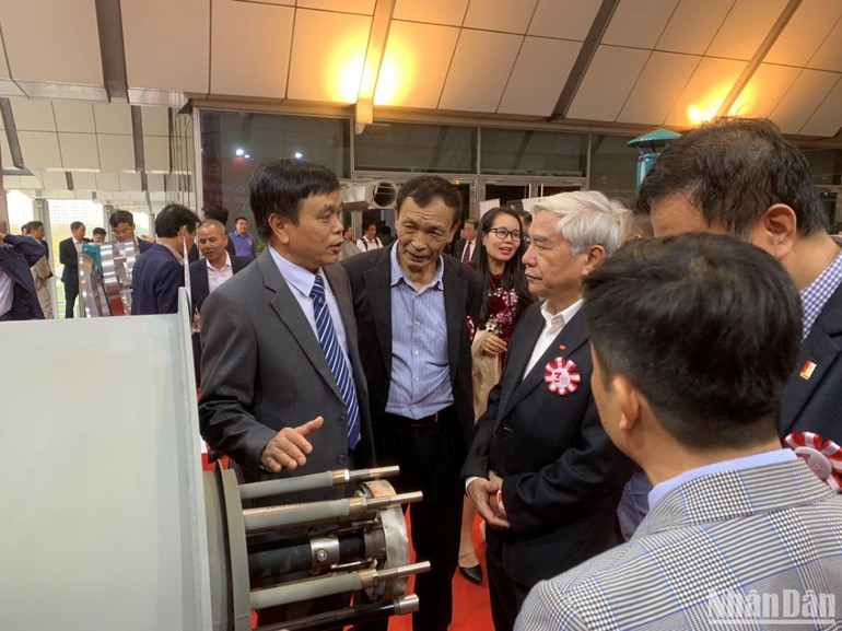 Ông Lê Quý Khả, Tổng Giám đốc TOMECO giới thiệu với các đại biểu về tính năng ưu việt doanh nghiệp đã đạt được trong lĩnh vực quạt công nghiệp. Ông Lê Quý Khả, Tổng Giám đốc TOMECO giới thiệu với các đại biểu về tính năng ưu việt doanh nghiệp đã đạt được trong lĩnh vực quạt công nghiệp.