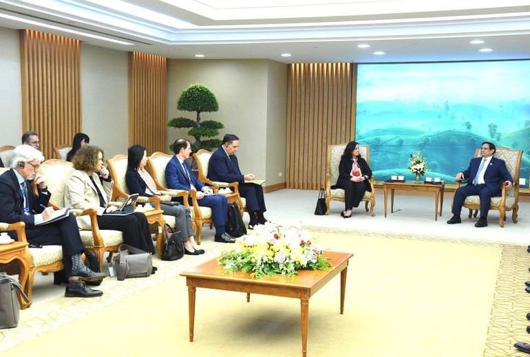 Bà Manuela Ferro, Phó Chủ tịch phụ trách khu vực Đông Á-Thái Bình Dương của Nhóm Ngân hàng Thế giới và các thành viên cùng tham dự buổi tiếp.