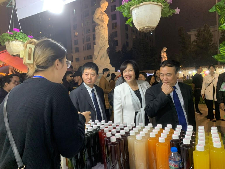 Các đại biểu tham quan gian hàng tại lễ khai mạc hội chợ (Ảnh: THANH TRÀ).