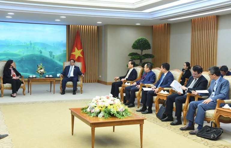 Thủ tướng Phạm Minh Chính và đại diện lãnh đạo các bộ, ban ngành cùng tham dự buổi tiếp bà Manuela Ferro, Phó Chủ tịch phụ trách khu vực Đông Á-Thái Bình Dương của Nhóm Ngân hàng Thế giới.