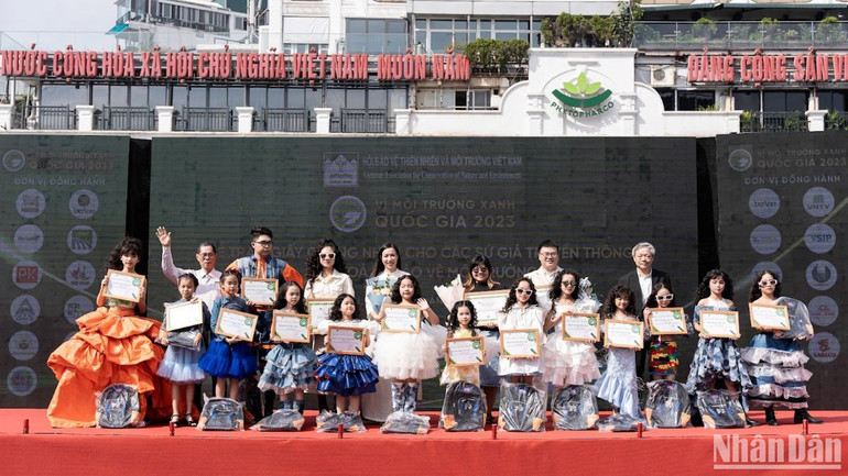 Ban tổ chức tặng quà và Bằng khen cho các đại sứ truyền thông Vì môi trường xanh quốc gia 2023.