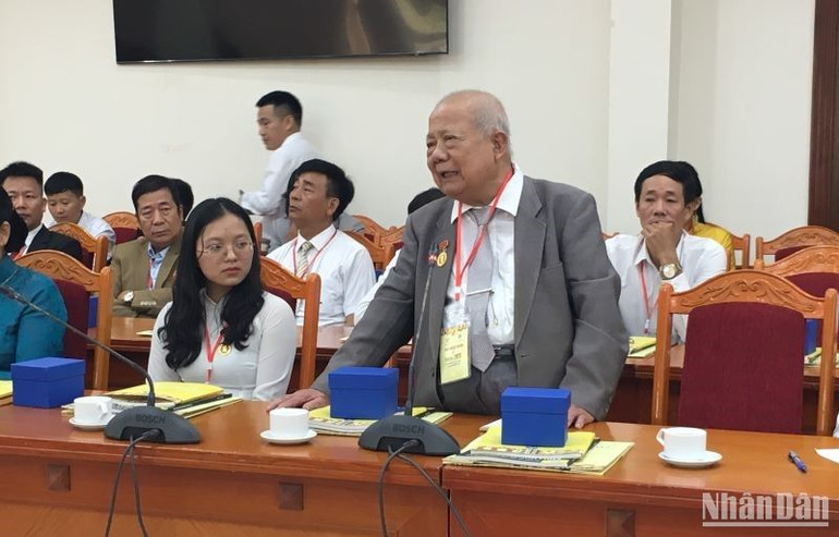 Nghệ nhân Hạ Bá Định chia sẻ tâm tư với tư lệnh ngành nông nghiệp về trăn trở làng nghề. Nghệ nhân Hạ Bá Định chia sẻ tâm tư với tư lệnh ngành nông nghiệp về trăn trở làng nghề.