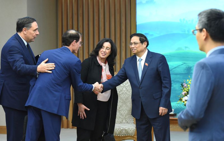 Thủ tướng Phạm Minh Chính đón các thành viên đi cùng đoàn với bà Manuela Ferro, Phó Chủ tịch phụ trách khu vực Đông Á-Thái Bình Dương của Nhóm Ngân hàng Thế giới.