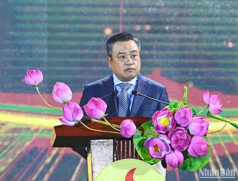 Chủ tịch UBND thành phố Hà Nội Trần Sỹ Thanh phát biểu tại Festival. (Ảnh DUY LINH)