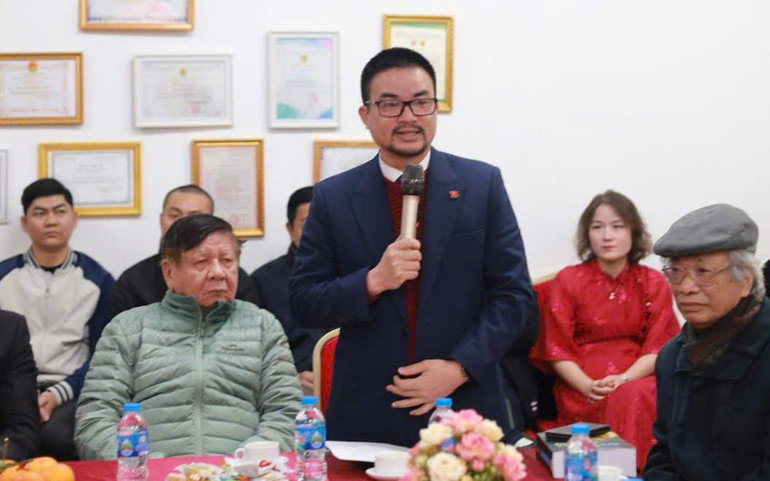 Tiến sĩ Nguyễn Văn Khương, thành viên Hội đồng biên soạn các dự án sách trao đổi về nội dung các dự án sách.