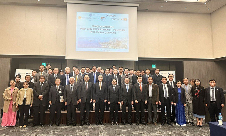 Đoàn công tác tỉnh Phú Yên chụp hình lưu niệm với đại diện tỉnh Wakayama tại Hội nghị Xúc tiến đầu tư về nông nghiệp, thủy sản, du lịch Phú Yên tại vùng Kansai. (Ảnh CTV)