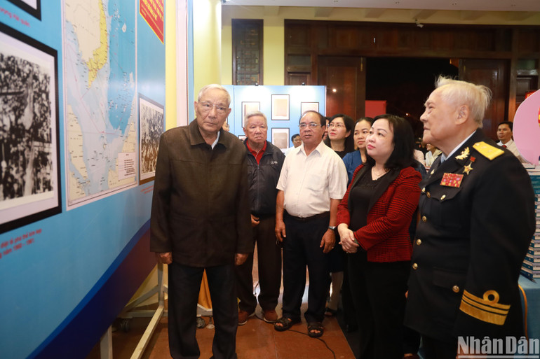 Các đại biểu đến xem trưng bày. Các đại biểu đến xem trưng bày.