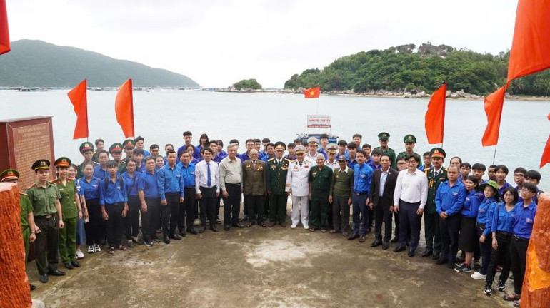 Các đại biểu tại di tích lịch sử Bến Vũng Rô. Các đại biểu tại di tích lịch sử Bến Vũng Rô.