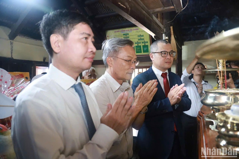 Đại biểu lãnh đạo, nguyên lãnh đạo Thường trực Tỉnh ủy Phú Yên dâng hương tại Di tích lịch sử quốc gia nơi thành lập Chi bộ Đảng Cộng sản đầu tiên ở Phú Yên.