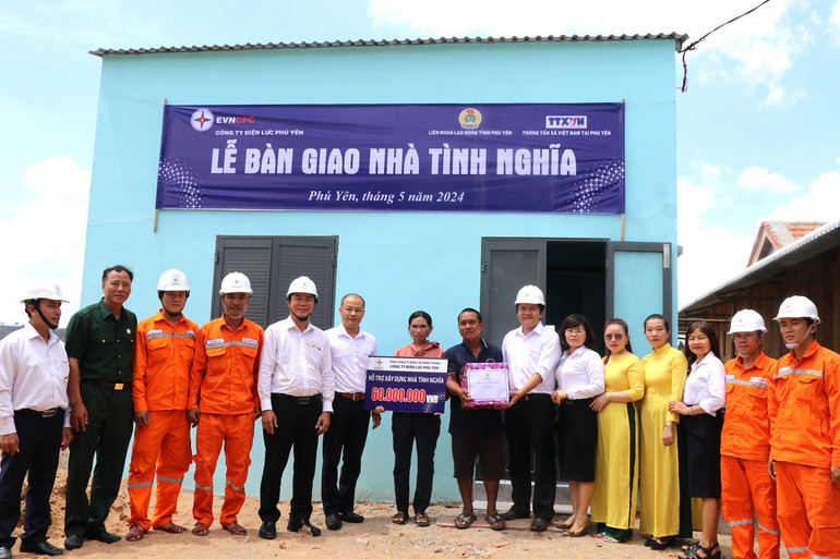 Năm 2024 Công ty điện lực Phú Yên hỗ trợ xây dựng 5 căn nhà tình nghĩa tại các địa phương với mức hỗ trợ 60 triệu đồng/căn.