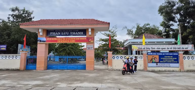 Ngôi trường mang tên đồng chí Bí thư chi bộ, Bí thư Tỉnh ủy đầu tiên của Phú Yên - Trường trung học cơ sở Phan Lưu Thanh, thị trấn La Hai, huyện Đồng Xuân đạt chuẩn quốc gia từ 2015.