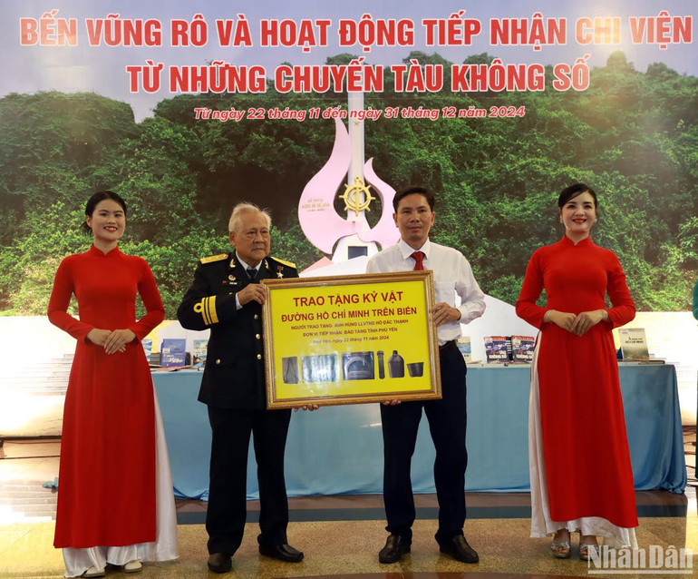 Anh hùng lực lượng vũ trang nhân dân, Trung tá Hồ Đắc Thạnh, nguyên thuyền trưởng tàu 41 trao tặng kỷ vật Đường Hồ Chí Minh trên biển cho Bảo tàng Phú Yên. Anh hùng lực lượng vũ trang nhân dân, Trung tá Hồ Đắc Thạnh, nguyên thuyền trưởng tàu 41 trao tặng kỷ vật Đường Hồ Chí Minh trên biển cho Bảo tàng Phú Yên.