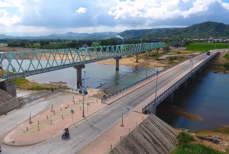 Cầu đường sắt bắc-nam và cầu đường bộ dẫn vào thị trấn La Hai, huyện Đồng Xuân, Phú Yên đã được nâng cấp an toàn.