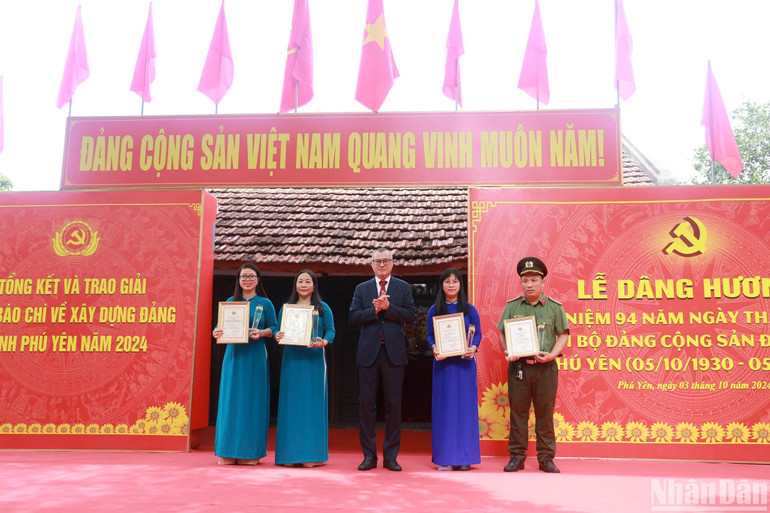 Đồng chí Phạm Đại Dương, Ủy viên Trung ương Đảng, Bí thư Tỉnh ủy Phú Yên trao giải cho các tác giả đạt giải A Giải báo chí về xây dựng Đảng năm 2024.