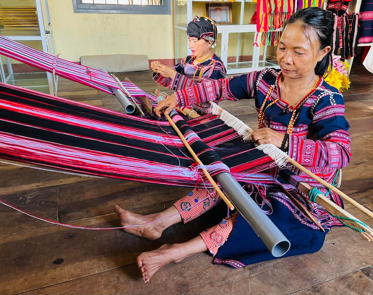 Dệt thổ cẩm của người dân tộc Ba Na, thôn Xí Thoại, xã Xuân Lãnh, huyện Đồng Xuân được công nhận là làng nghề truyền thống.