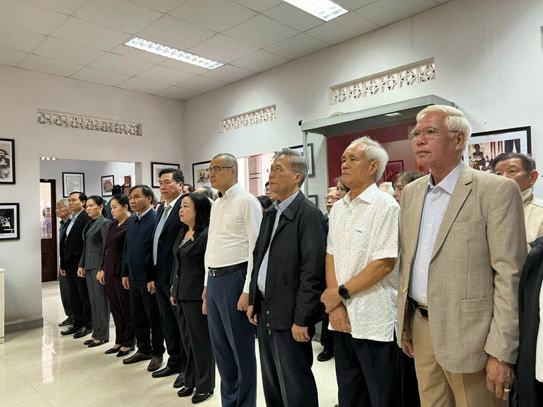 Các đại biểu dự lễ dâng hương tưởng niệm cố Luật sư-Chủ tịch Nguyễn Hữu Thọ.