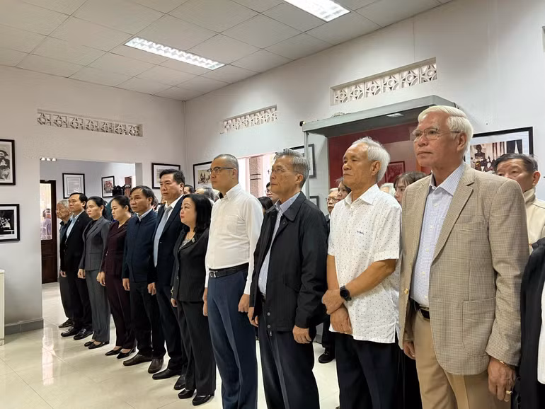 Các đại biểu dự lễ dâng hương tưởng niệm cố Luật sư-Chủ tịch Nguyễn Hữu Thọ.