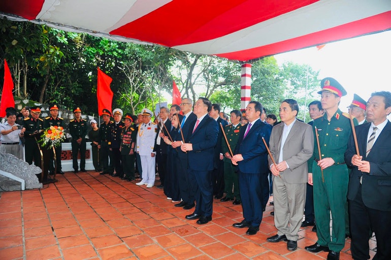 Các đại biểu dự lễ dâng hương tại Di tích lịch sử bến Vũng Rô.